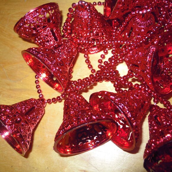 9 String Lot Vintage Metallic Red Plastic Beaded Christmas Garland Bells Musical - Picture 4 of 6